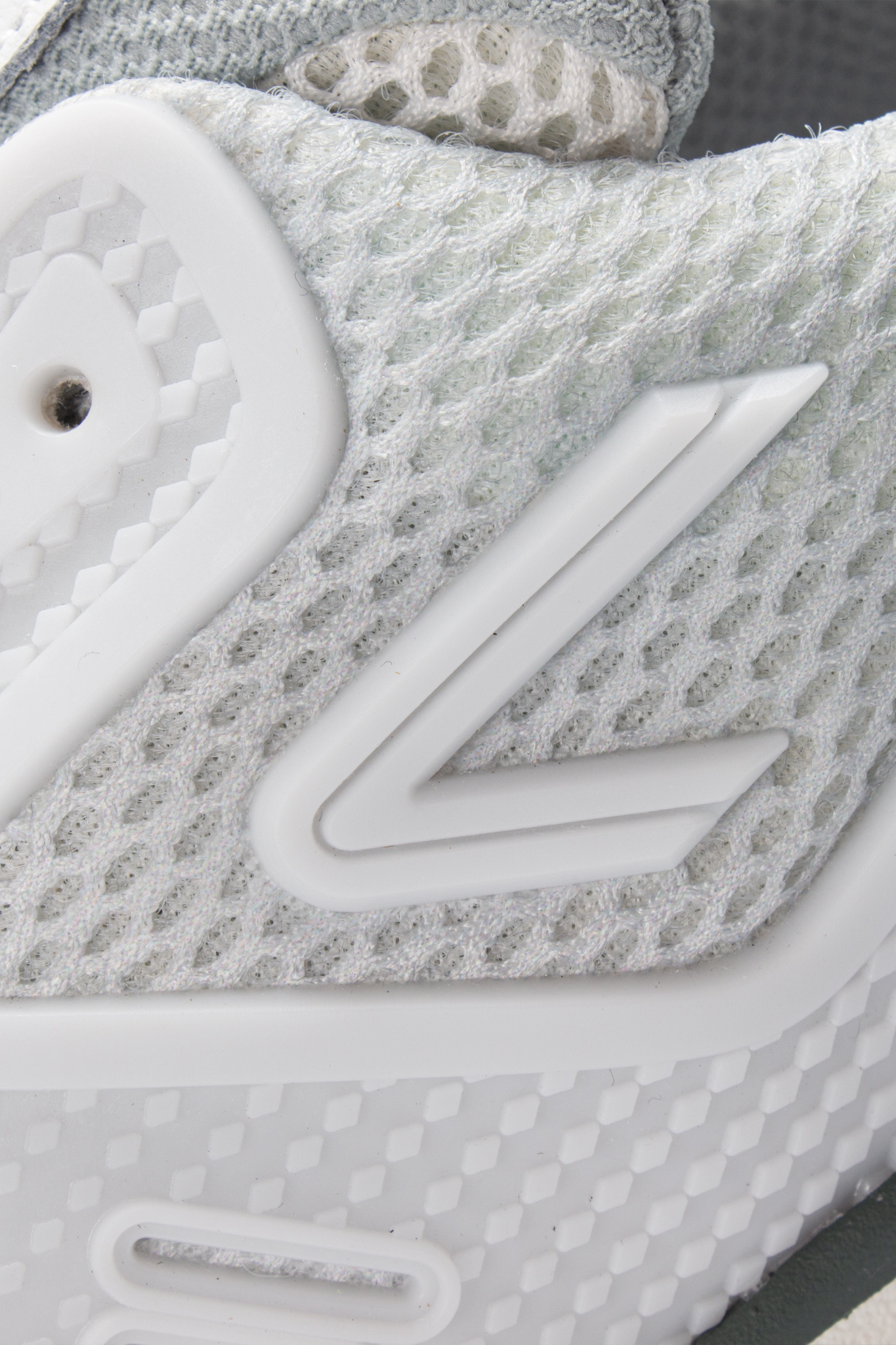 The ACE Hub Performance JL sneaker off white/cucumber – detail view