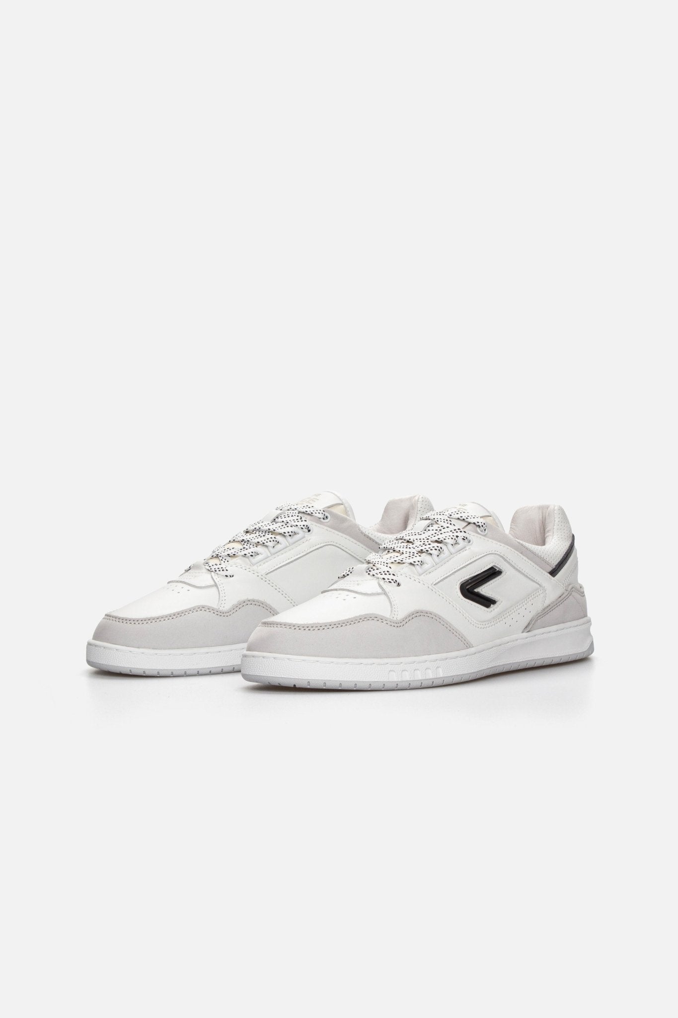 The ACE Hub Sprint sneaker White/Black – angled view