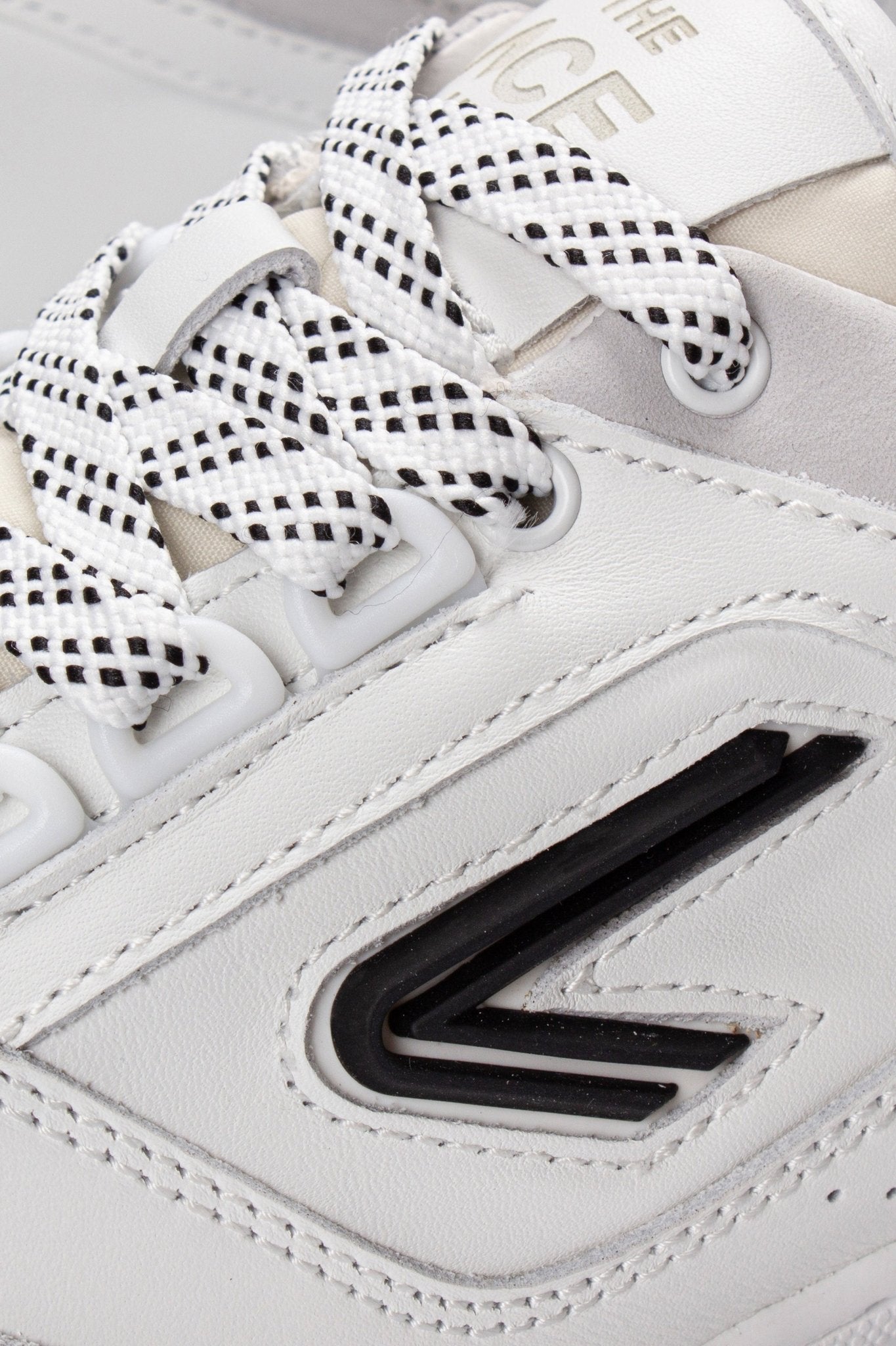 The ACE Hub Sprint sneaker White/Black – detail view with black logo