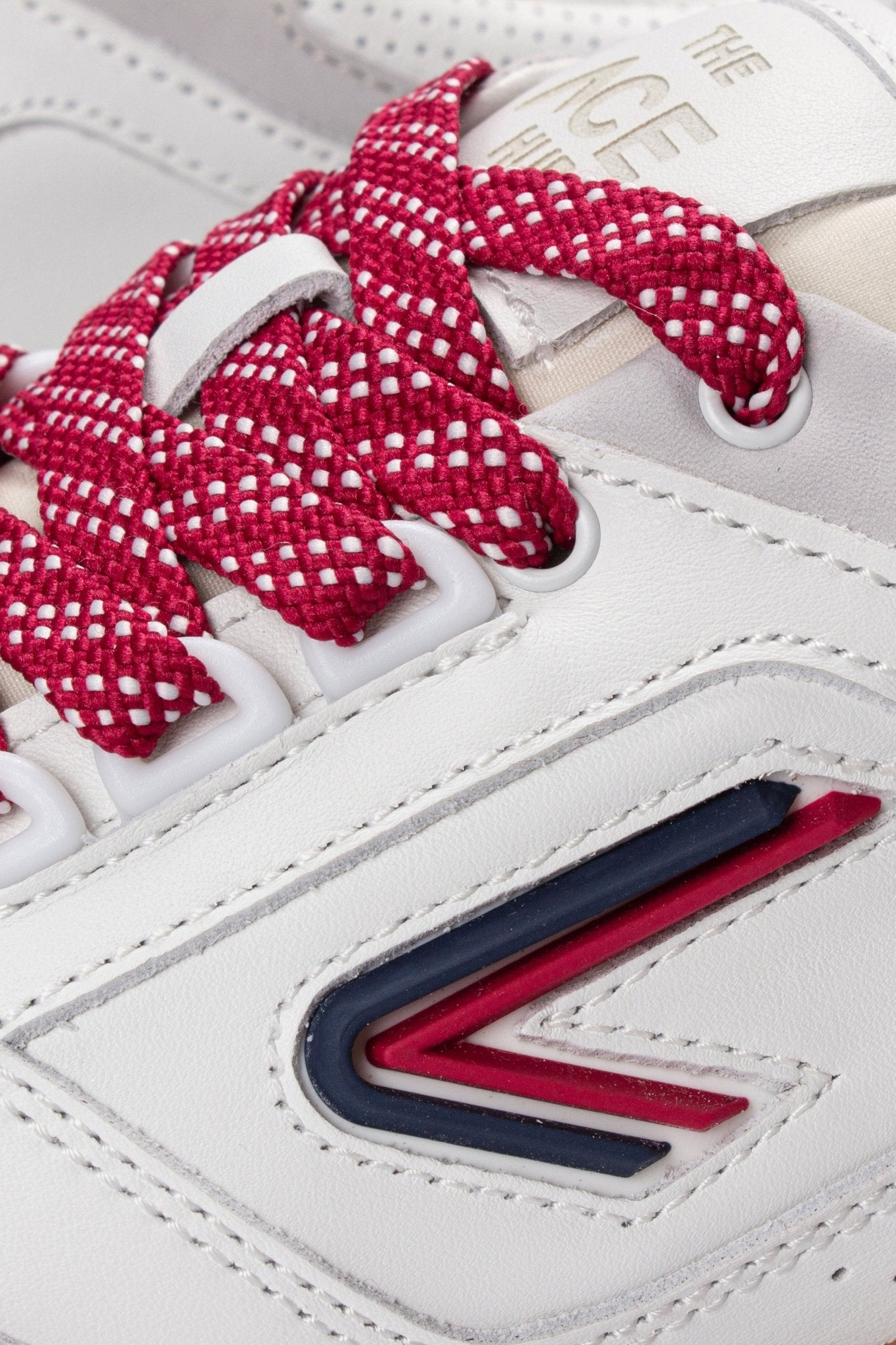 The ACE Hub Sprint sneaker White/Navy – detail view with red laces