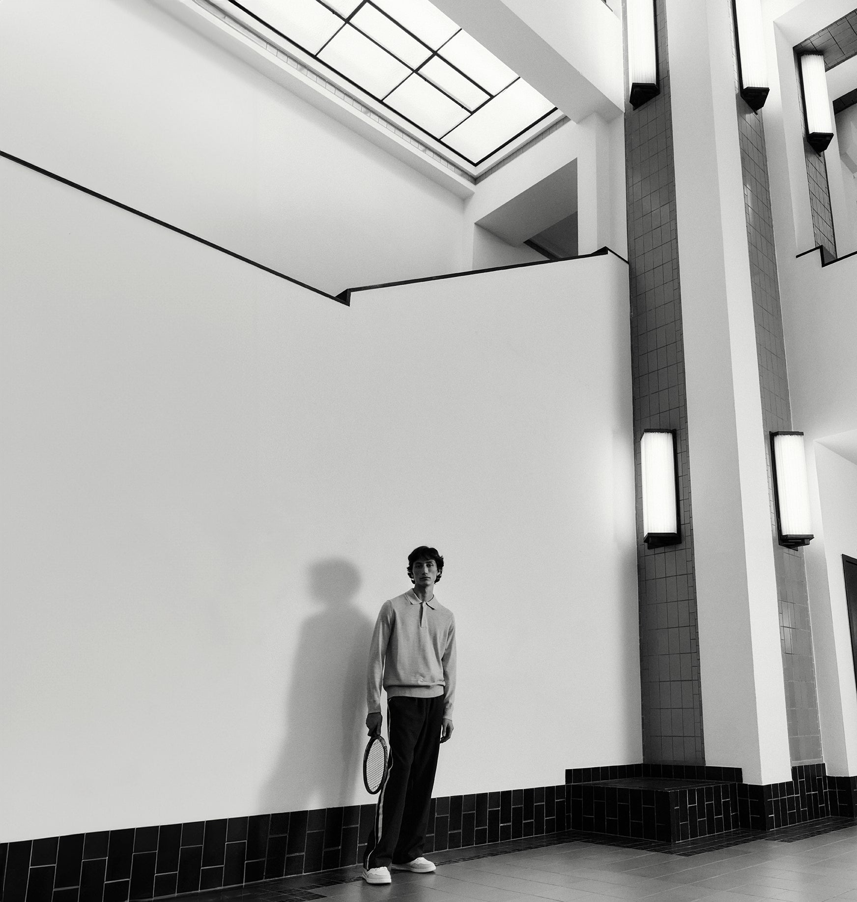 The ACE Hub Sprint sneaker in white, styled with retro tennis look at Kunstmuseum Den Haag


