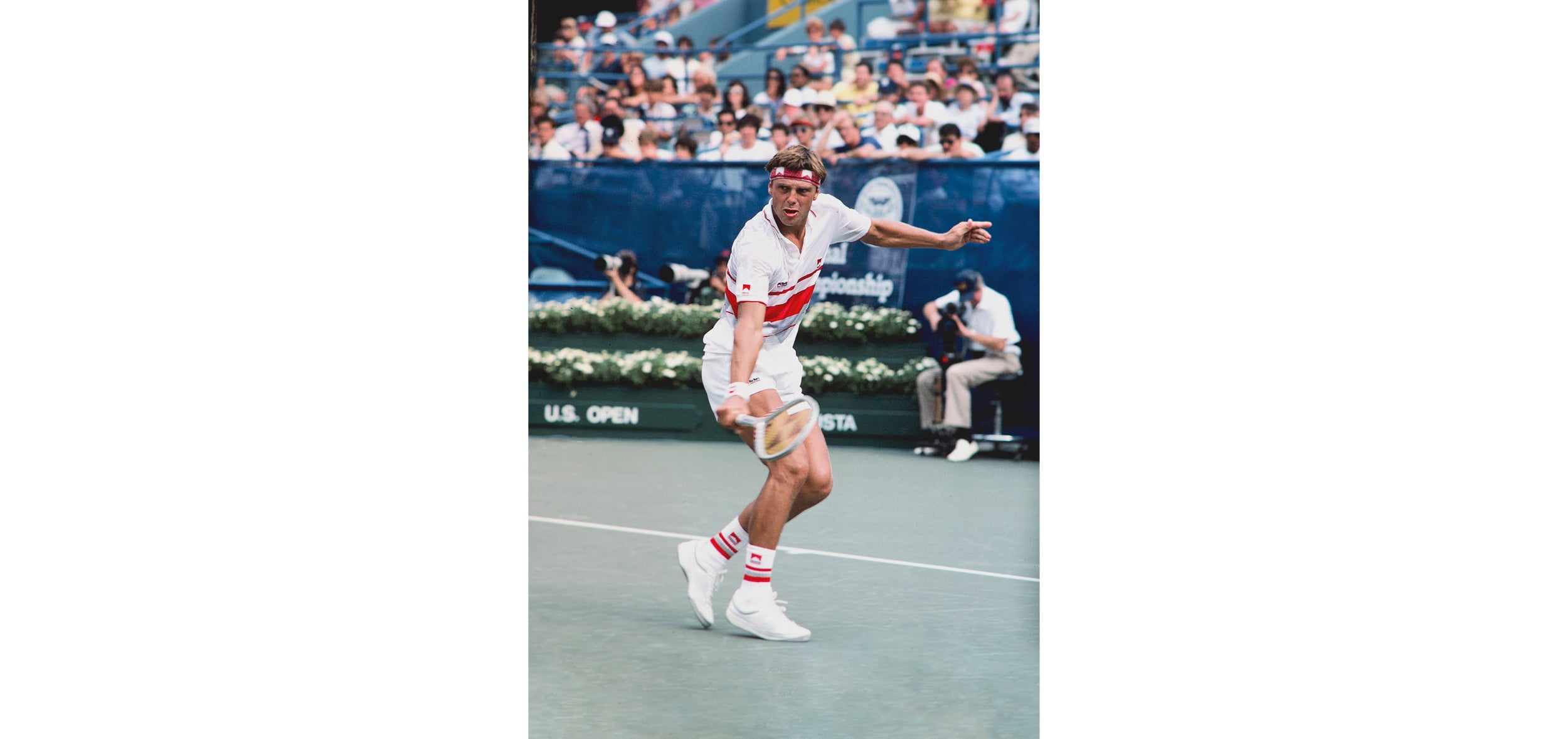 Historic US Open tennis moment – white outfit, red accents, retro court style

